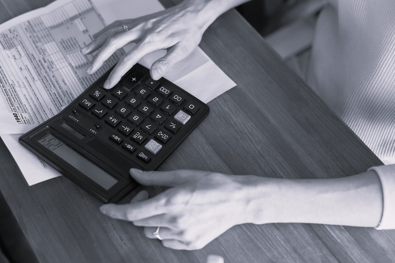 885 Woman with calculator